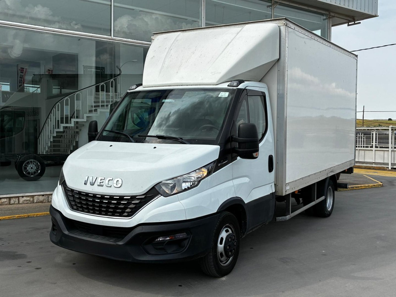 Caja cerrada con plataforma elevadora IVECO 35C16 20m3 Automática - Furgoneta caja cerrada: foto 1 Caja cerrada con plataforma elevadora IVECO 35C16 20m3 Automática - Furgoneta caja cerrada: foto 1