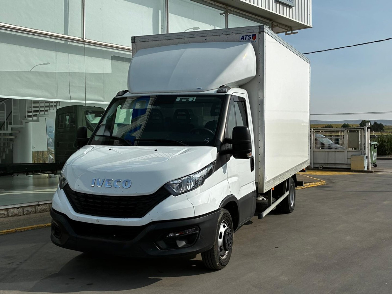 Caja cerrada con plataforma elevadora IVECO 35C16 20m3 - Furgoneta caja cerrada: foto 1 Caja cerrada con plataforma elevadora IVECO 35C16 20m3 - Furgoneta caja cerrada: foto 1