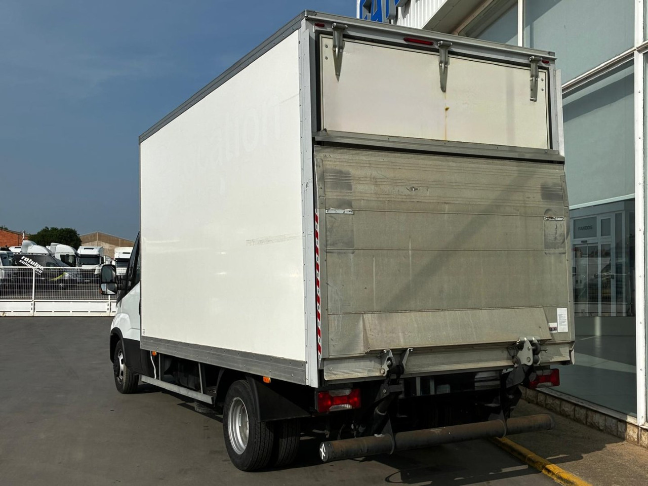 Caja cerrada con plataforma elevadora IVECO 35C16 20m3 - Furgoneta caja cerrada: foto 4 Caja cerrada con plataforma elevadora IVECO 35C16 20m3 - Furgoneta caja cerrada: foto 4