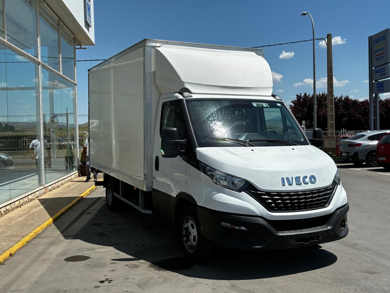 Caja cerrada con plataforma elevadora IVECO 35C16 20m3 - Furgoneta caja cerrada: foto 3 Caja cerrada con plataforma elevadora IVECO 35C16 20m3 - Furgoneta caja cerrada: foto 3