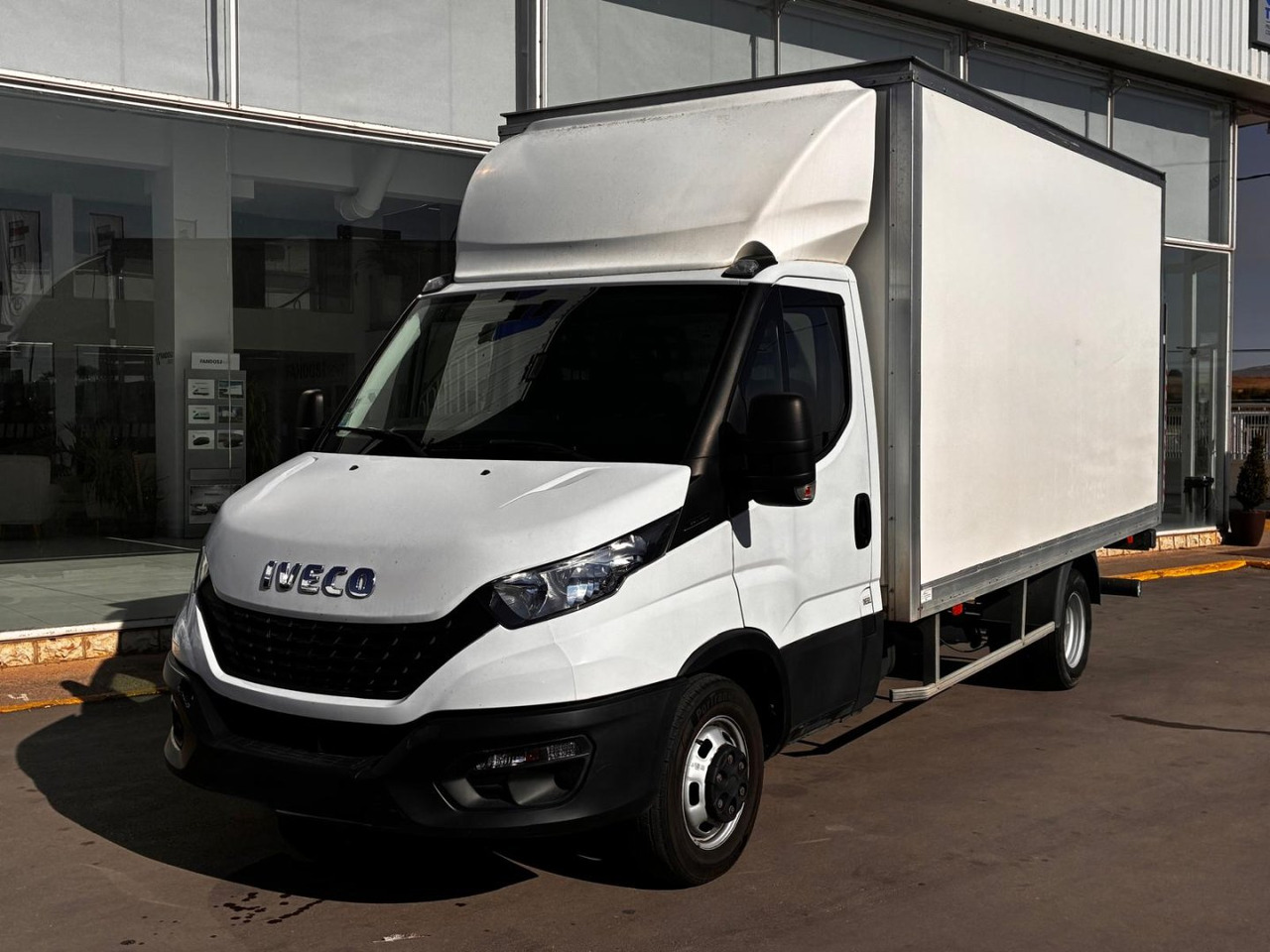 Caja cerrada con plataforma elevadora IVECO 35C16 20m3 - Furgoneta caja cerrada: foto 1 Caja cerrada con plataforma elevadora IVECO 35C16 20m3 - Furgoneta caja cerrada: foto 1