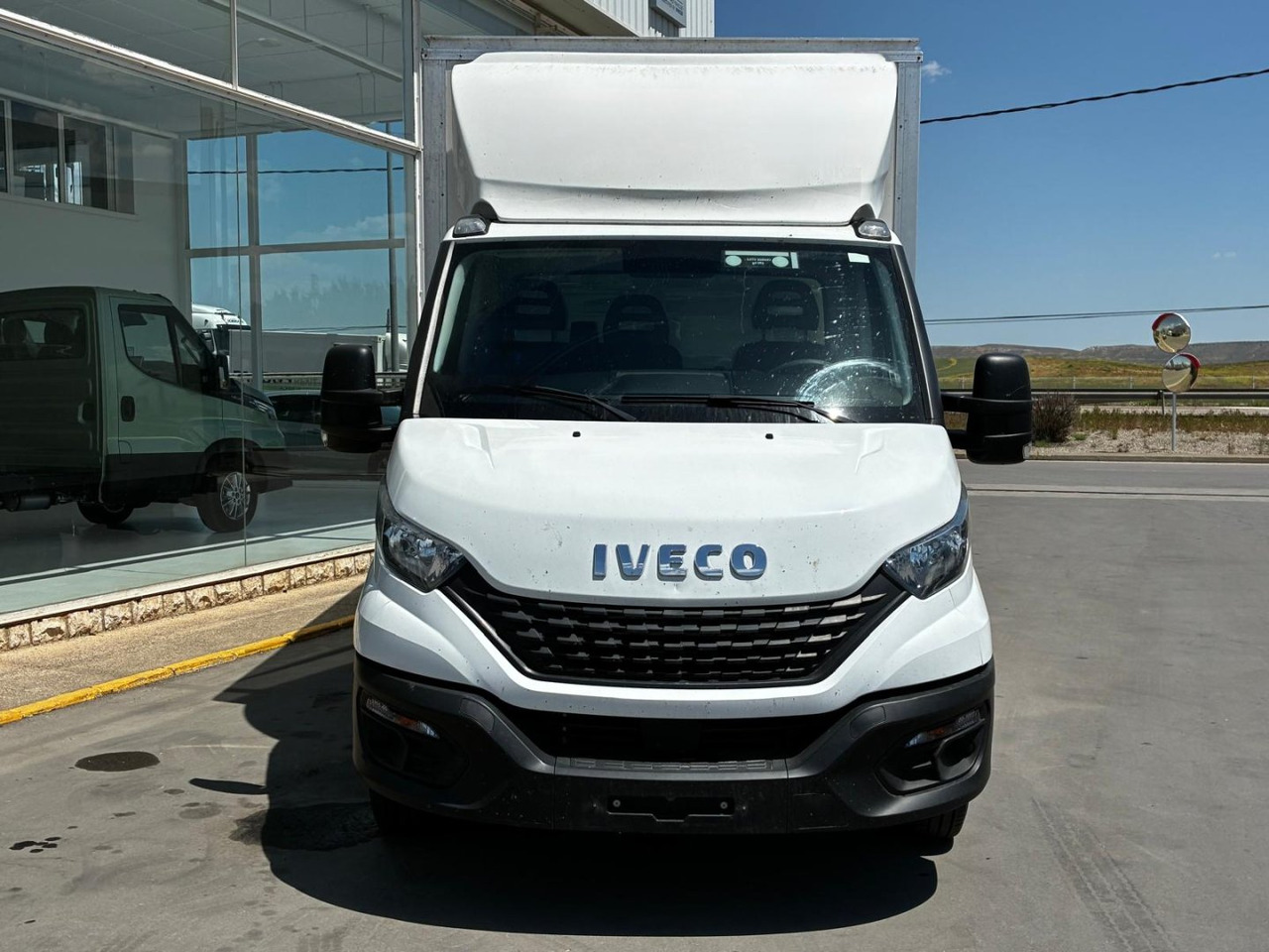 Caja cerrada con plataforma elevadora IVECO 35C16 20m3 - Furgoneta caja cerrada: foto 2 Caja cerrada con plataforma elevadora IVECO 35C16 20m3 - Furgoneta caja cerrada: foto 2