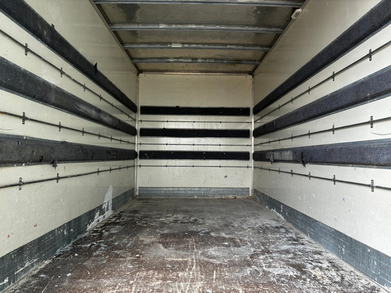 Caja cerrada con plataforma elevadora IVECO 35C16 20m3 - Furgoneta caja cerrada: foto 5 Caja cerrada con plataforma elevadora IVECO 35C16 20m3 - Furgoneta caja cerrada: foto 5