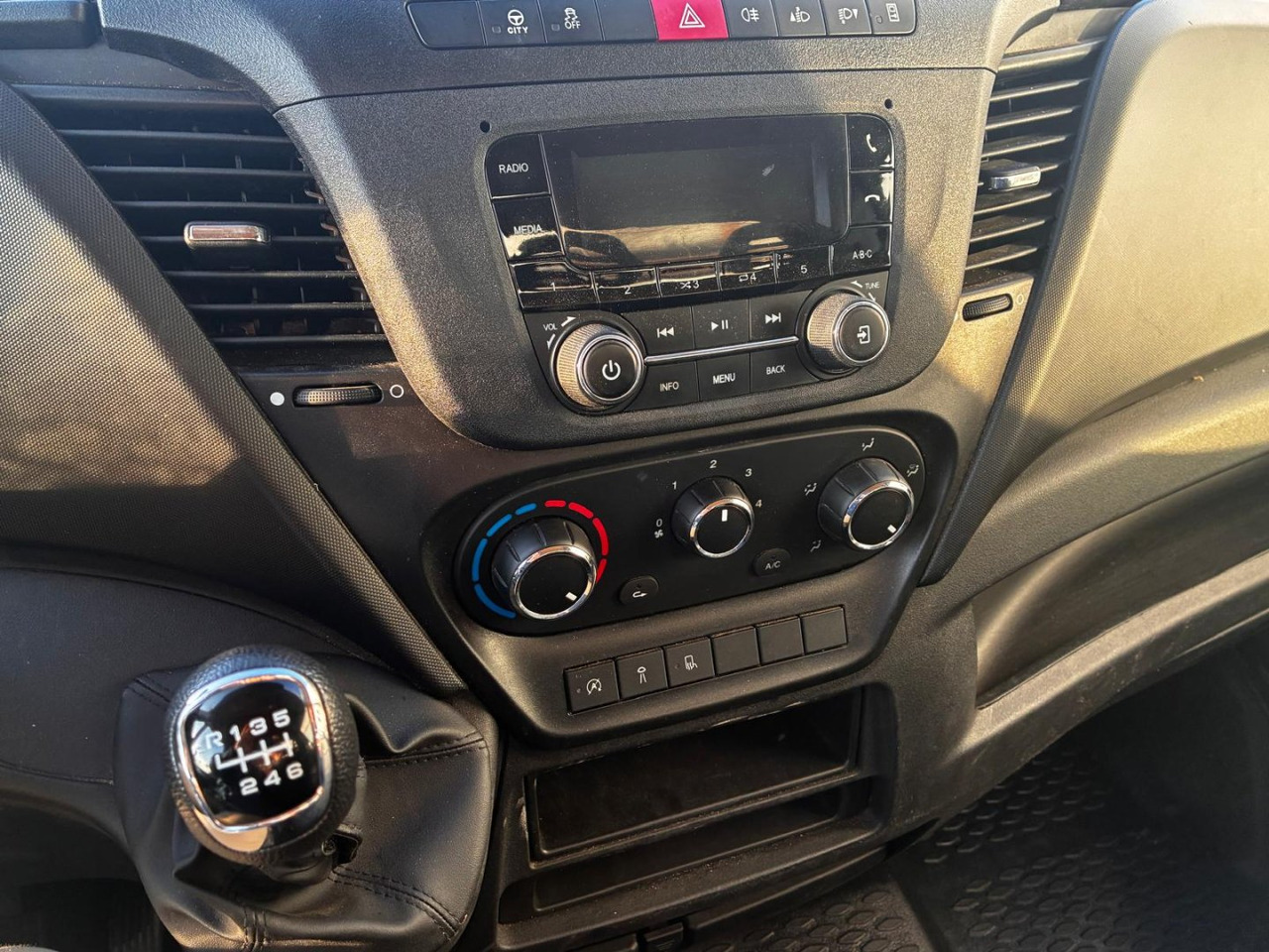 Furgoneta basculante Volquete/Dumper IVECO 35C14 CAJA BASCULANTE: foto 10 Furgoneta basculante Volquete/Dumper IVECO 35C14 CAJA BASCULANTE: foto 10