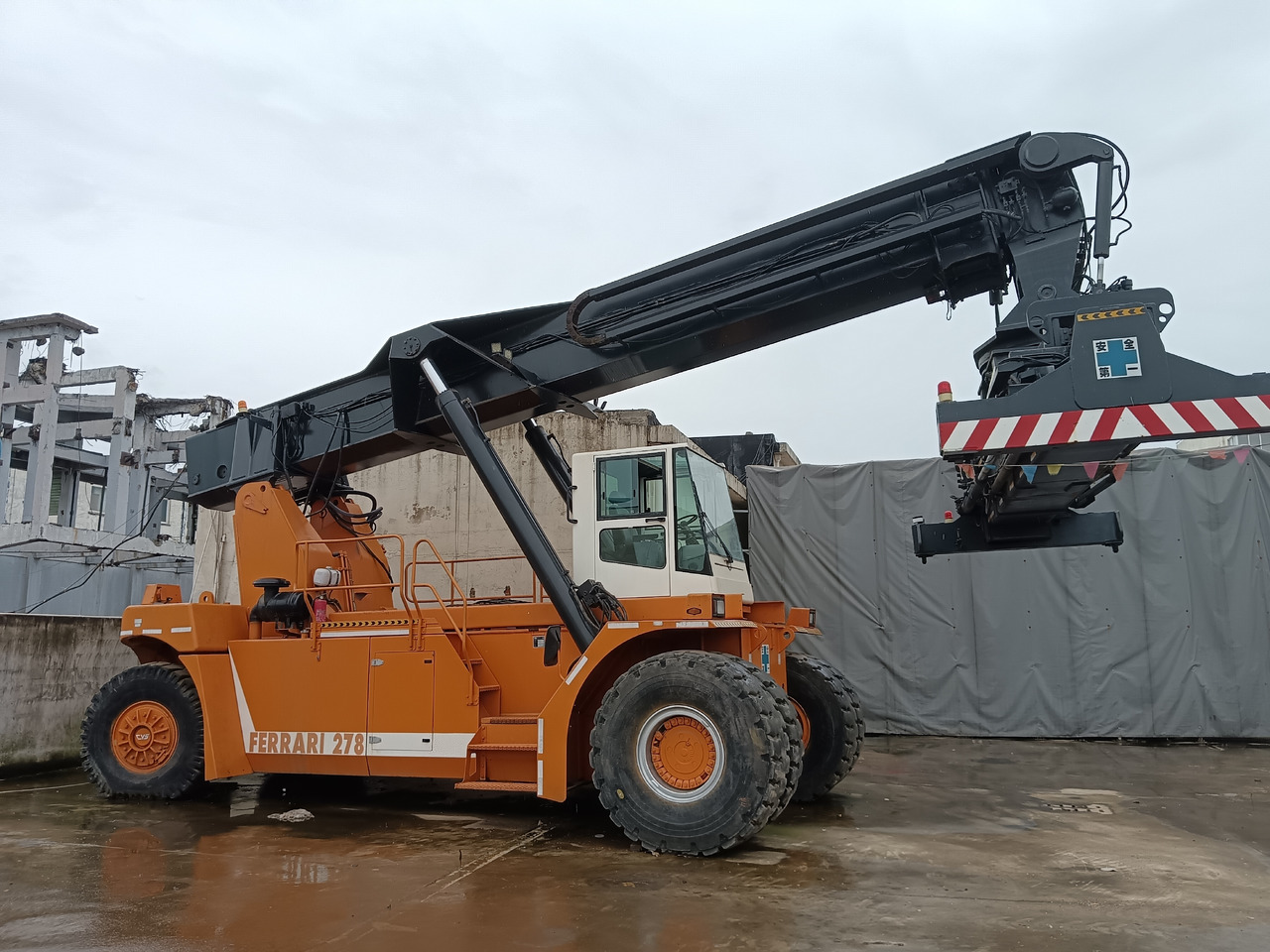 CVS FERRARRI 278 Ferrarri F278.6 - Reach stacker: foto 1 CVS FERRARRI 278 Ferrarri F278.6 - Reach stacker: foto 1