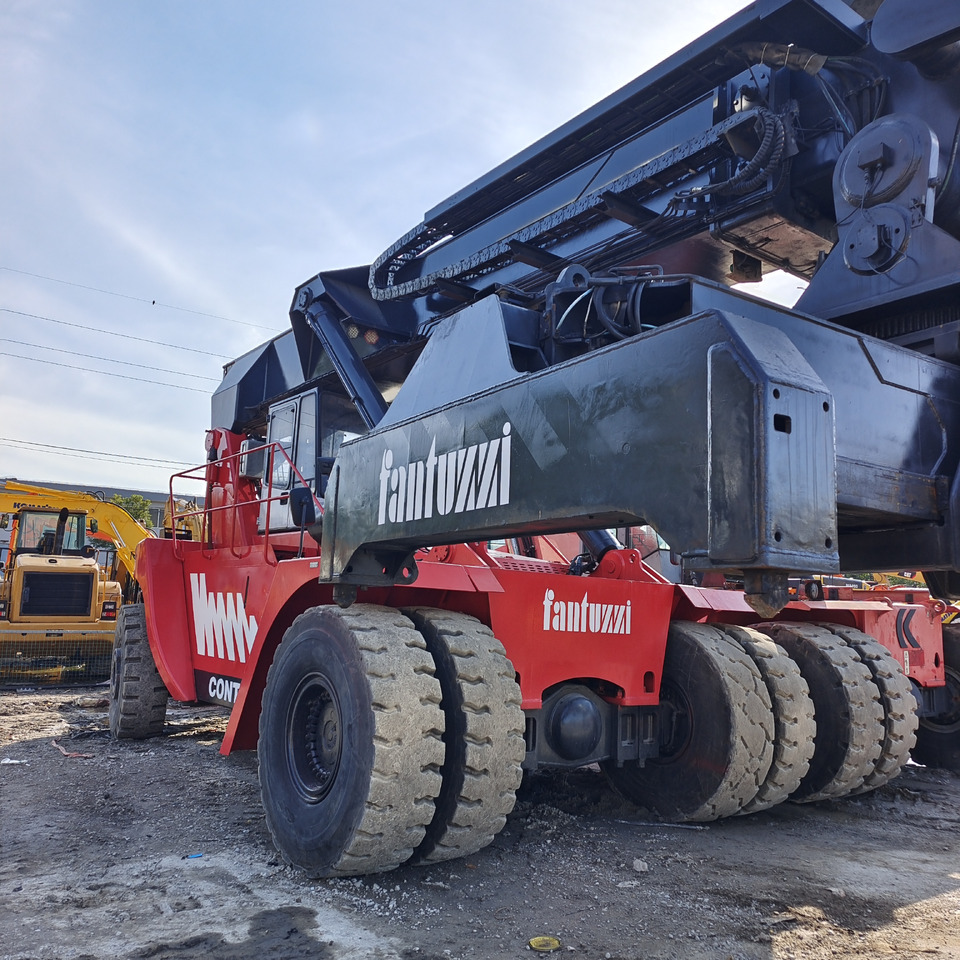 FANTUZZI CS 45 KMHD 45 TON CONTAINER REACH CRANE - Reach stacker: foto 1 FANTUZZI CS 45 KMHD 45 TON CONTAINER REACH CRANE - Reach stacker: foto 1