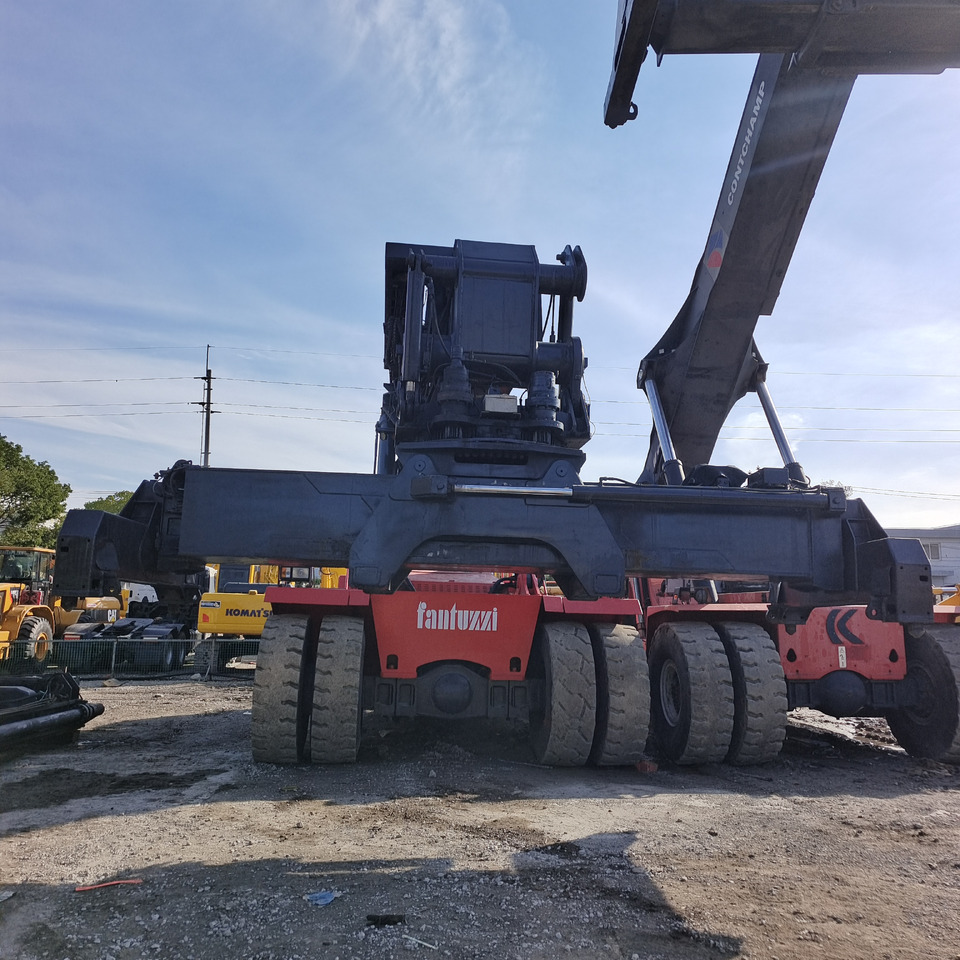 Reach stacker FANTUZZI CS45KMHD 45 TON: foto 8 Reach stacker FANTUZZI CS45KMHD 45 TON: foto 8