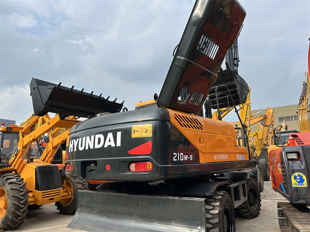 HYUNDAI R210W-9S 210W - 9 S 210W-9T - Excavadora de ruedas: foto 1 HYUNDAI R210W-9S 210W - 9 S 210W-9T - Excavadora de ruedas: foto 1