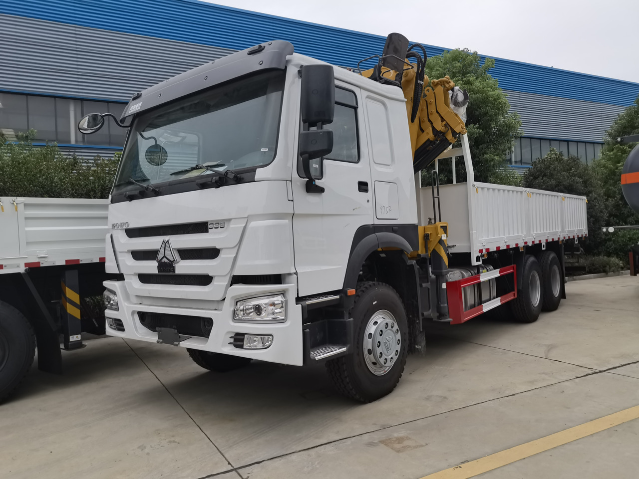 SINOTRUK HOWO 8 TON Knuckle boom truck-mounted crane - Camión grúa: foto 1 SINOTRUK HOWO 8 TON Knuckle boom truck-mounted crane - Camión grúa: foto 1