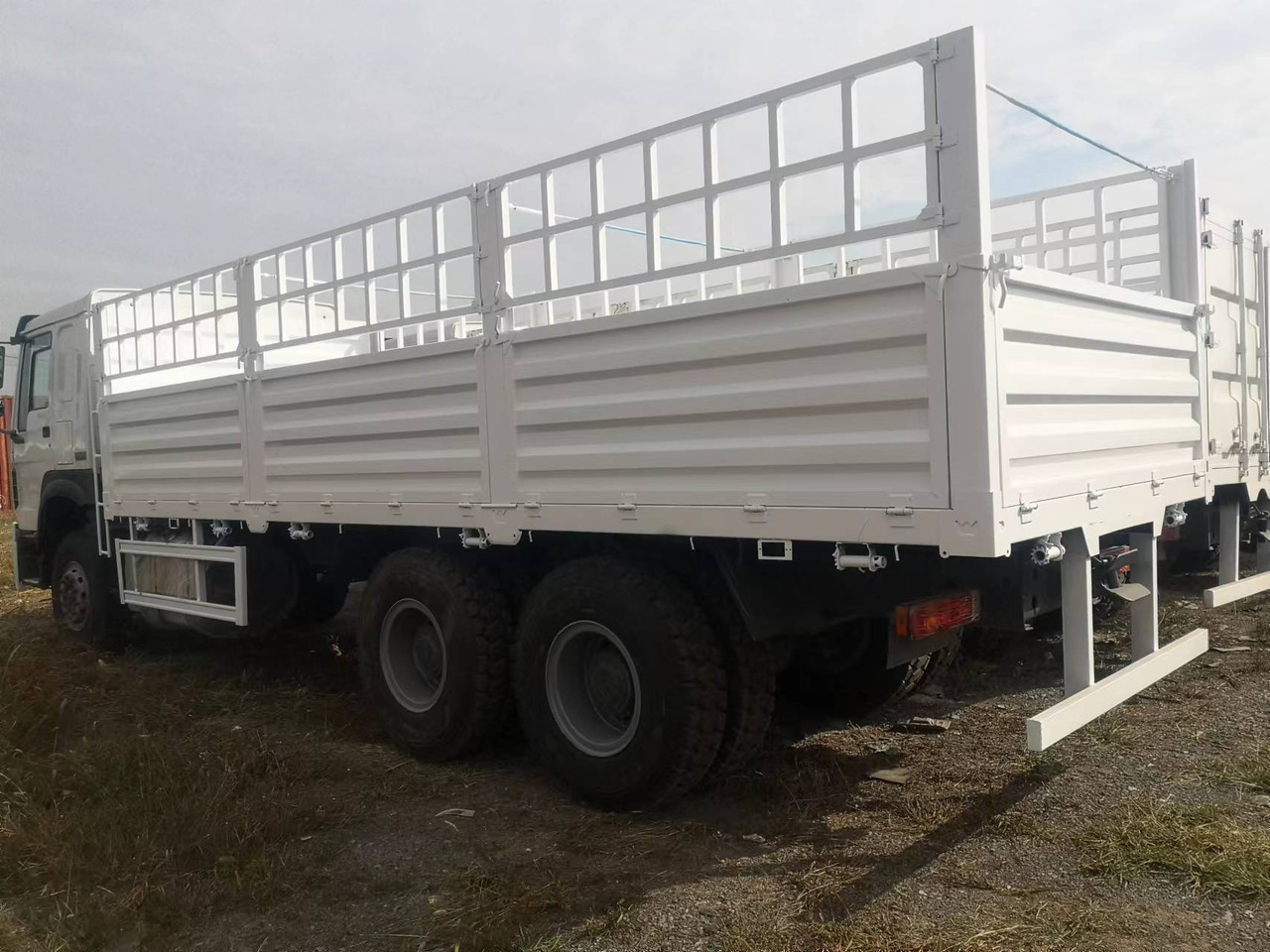 SINOTRUK HOWO DUMP TRUCK LIVESTOCK TRUCK WITH FENCE 371 380 400 420 460 HP - Camión transporte de ganado: foto 4 SINOTRUK HOWO DUMP TRUCK LIVESTOCK TRUCK WITH FENCE 371 380 400 420 460 HP - Camión transporte de ganado: foto 4