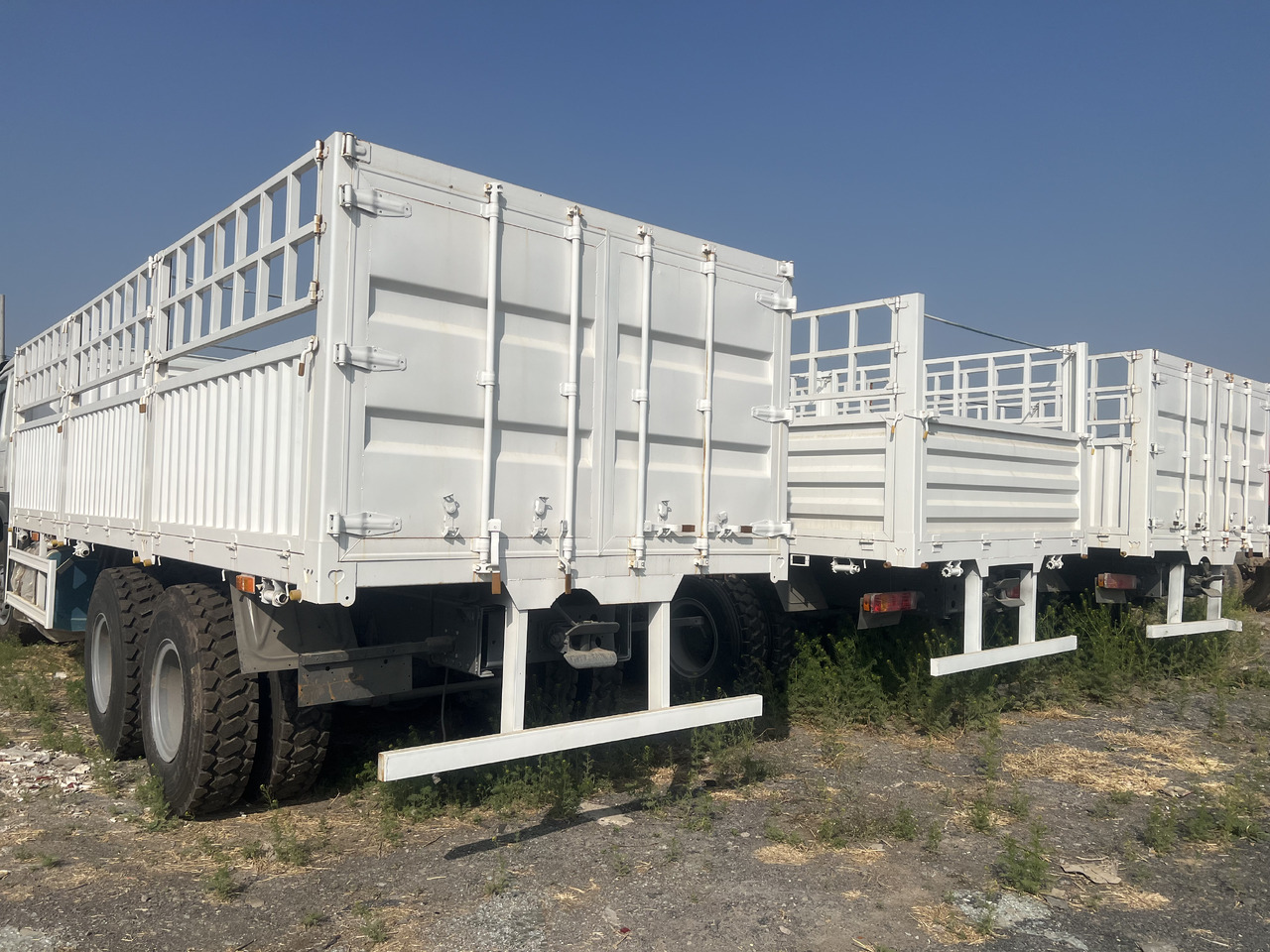 SINOTRUK HOWO DUMP TRUCK LIVESTOCK TRUCK WITH FENCE 371 380 400 420 460 HP - Camión transporte de ganado: foto 1 SINOTRUK HOWO DUMP TRUCK LIVESTOCK TRUCK WITH FENCE 371 380 400 420 460 HP - Camión transporte de ganado: foto 1