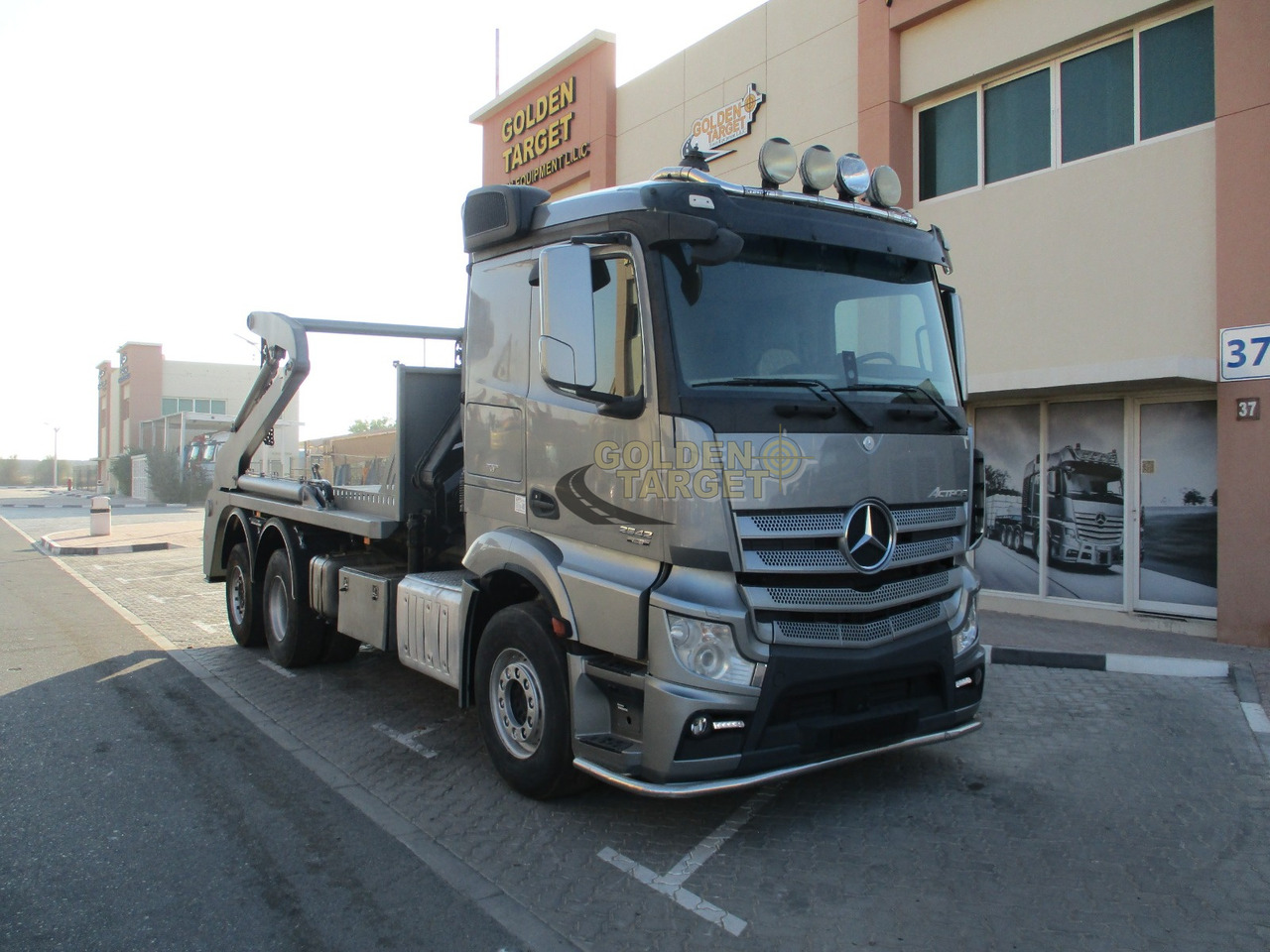 MERCEDES-BENZ 2642 6×2 DOUBLE SKIP LOADER with HIAB Crane - Camión portacontenedor de cadenas: foto 1 MERCEDES-BENZ 2642 6×2 DOUBLE SKIP LOADER with HIAB Crane - Camión portacontenedor de cadenas: foto 1