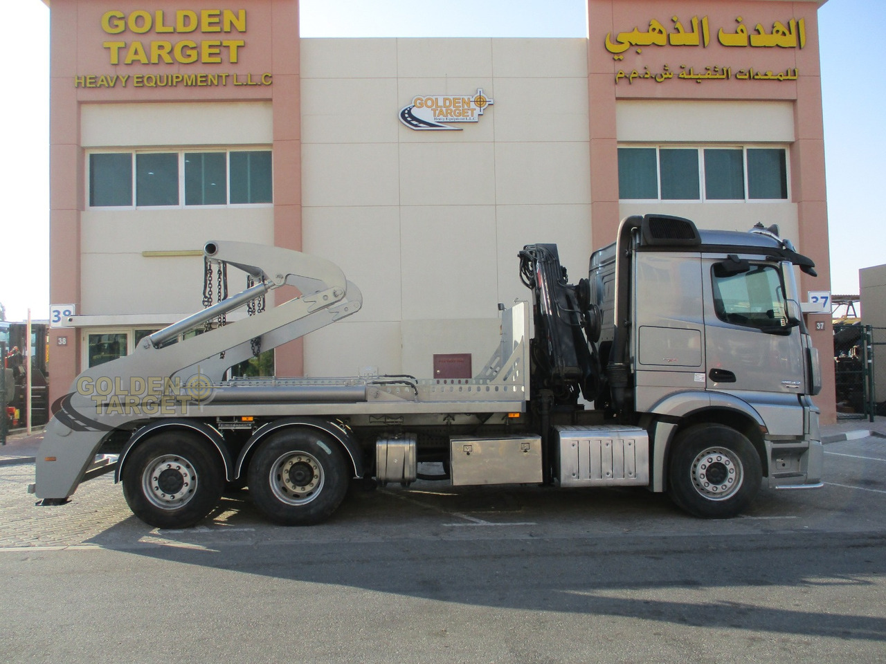 MERCEDES-BENZ 2642 6×2 DOUBLE SKIP LOADER with HIAB Crane - Camión portacontenedor de cadenas: foto 5 MERCEDES-BENZ 2642 6×2 DOUBLE SKIP LOADER with HIAB Crane - Camión portacontenedor de cadenas: foto 5
