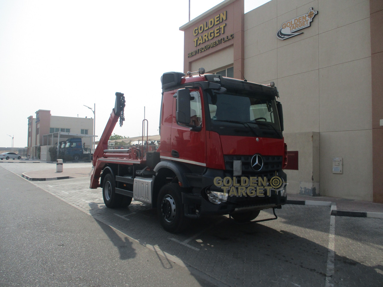 MERCEDES-BENZ Arocs 1832 4x2 Skip Loader - Camión portacontenedor de cadenas: foto 2 MERCEDES-BENZ Arocs 1832 4x2 Skip Loader - Camión portacontenedor de cadenas: foto 2