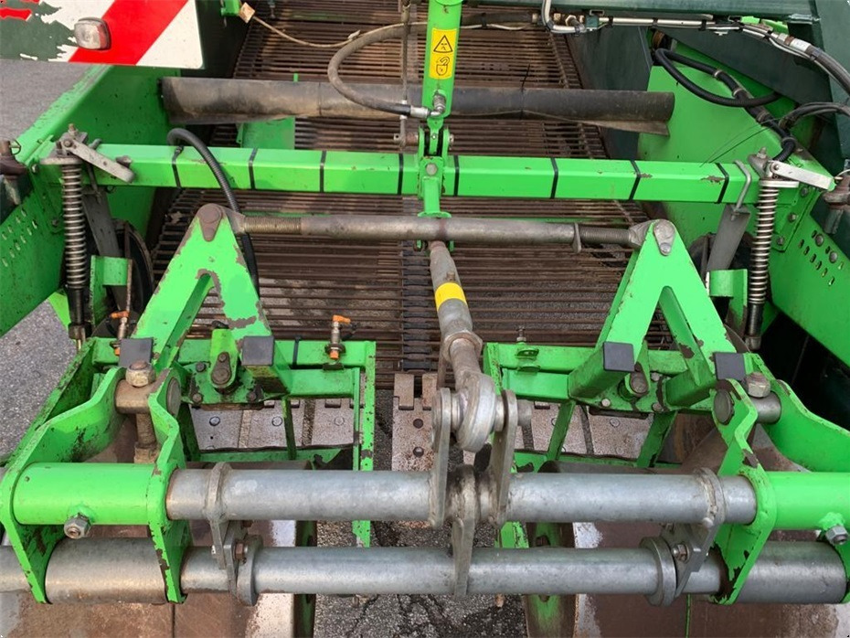 Cosechadora de patatas AVR
8200 Spirit Ekstra aksel med hjultræk: foto 10 Cosechadora de patatas AVR
8200 Spirit Ekstra aksel med hjultræk: foto 10