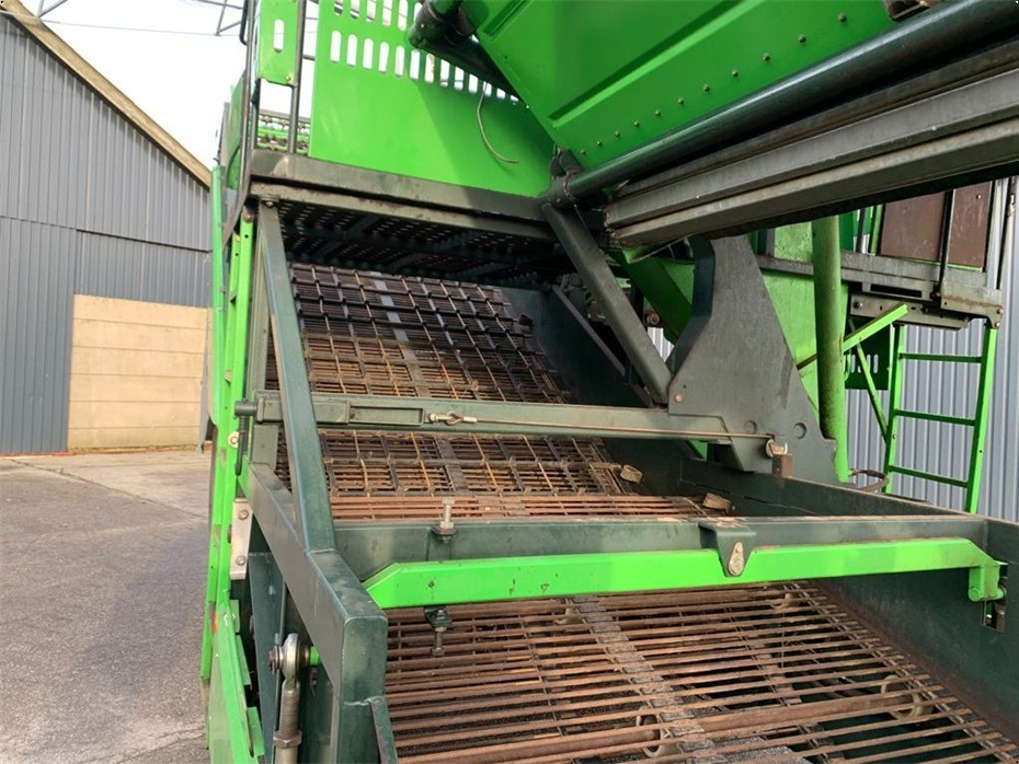 Cosechadora de patatas AVR
8200 Spirit Ekstra aksel med hjultræk: foto 13 Cosechadora de patatas AVR
8200 Spirit Ekstra aksel med hjultræk: foto 13