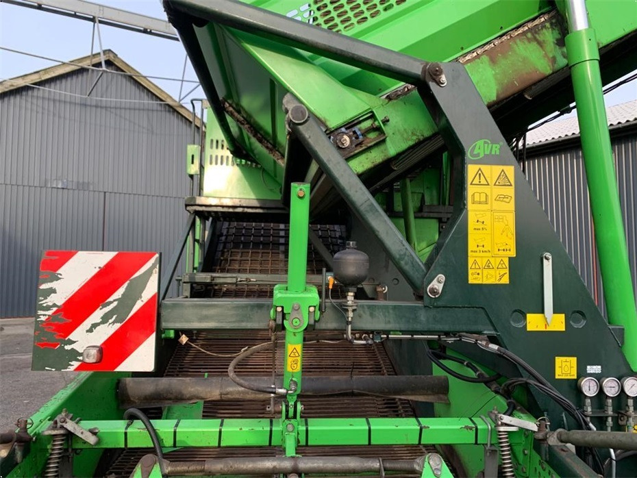 Cosechadora de patatas AVR
8200 Spirit Ekstra aksel med hjultræk: foto 11 Cosechadora de patatas AVR
8200 Spirit Ekstra aksel med hjultræk: foto 11