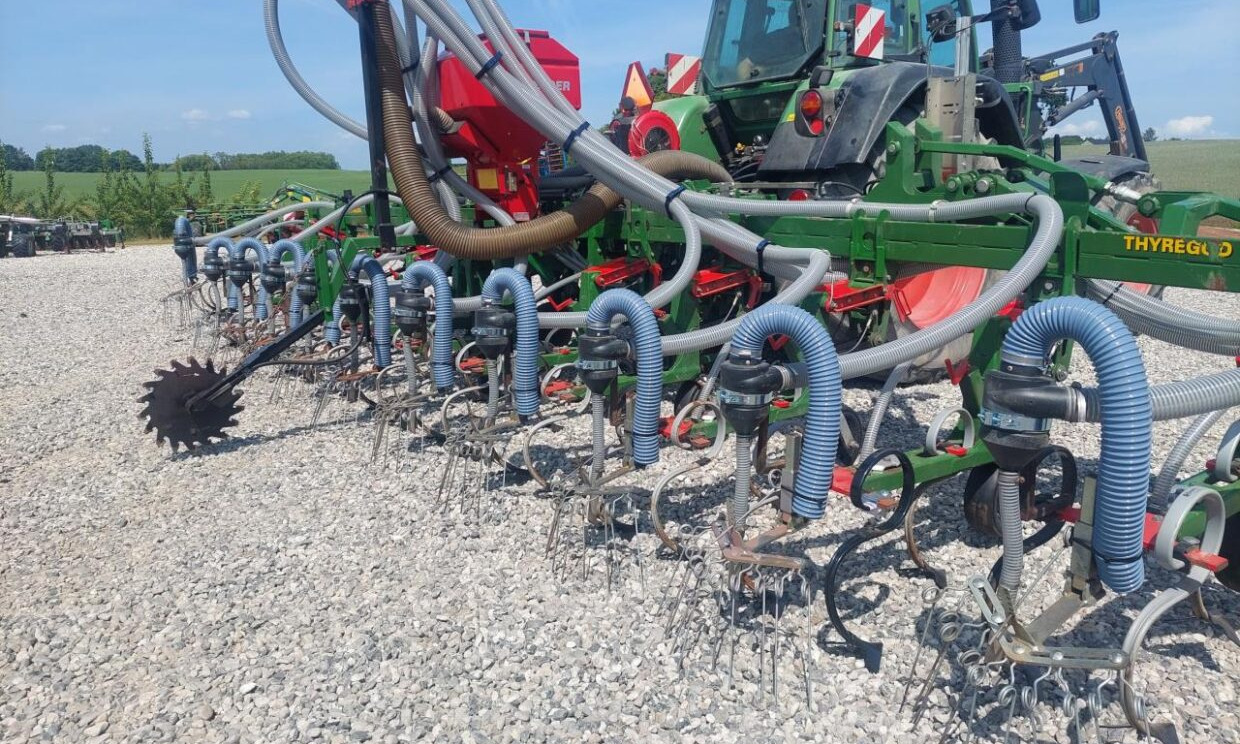 Thyregod TRV 12 med frø-/gødning-udstyr - Maquinaria agrícola: foto 1 Thyregod TRV 12 med frø-/gødning-udstyr - Maquinaria agrícola: foto 1