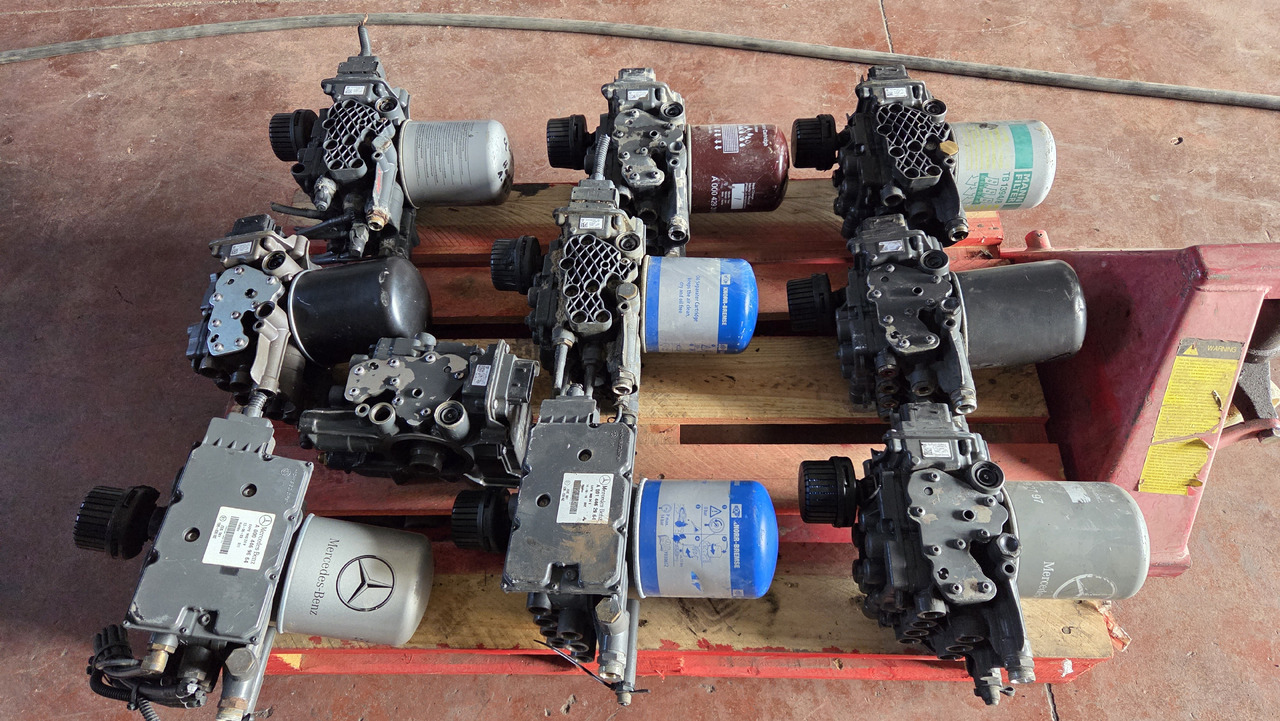 KNORR-BREMSE Knorr-Bremse AIR DRYER Mercedes-Benz ACTROS MP4 - Válvula de freno para Camión: foto 1 KNORR-BREMSE Knorr-Bremse AIR DRYER Mercedes-Benz ACTROS MP4 - Válvula de freno para Camión: foto 1