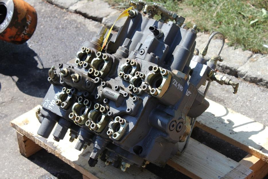 Hitachi ZX 140W - Válvula hidráulica para Maquinaria de construcción: foto 1 Hitachi ZX 140W - Válvula hidráulica para Maquinaria de construcción: foto 1