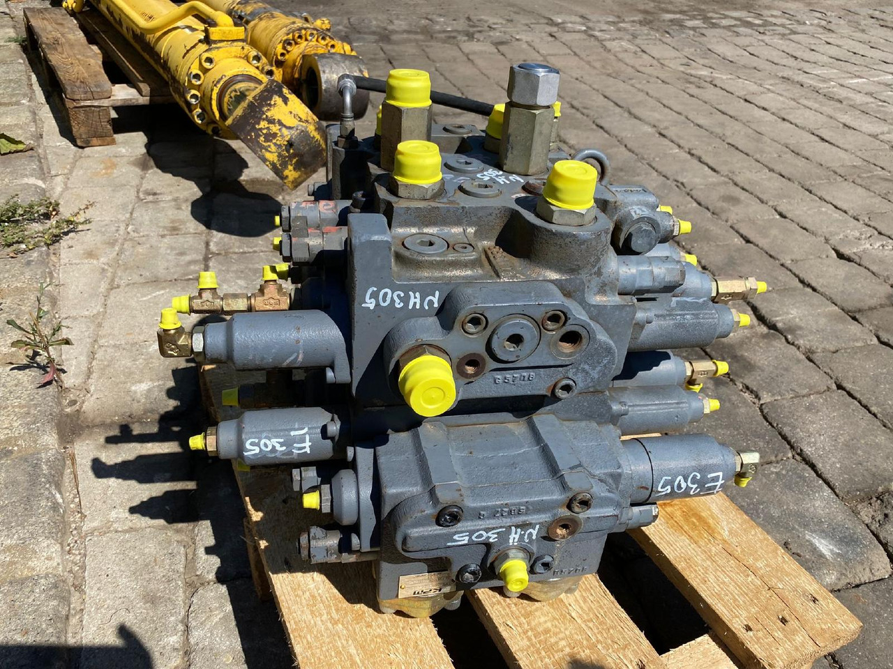 Holland E 305 - Válvula hidráulica para Maquinaria de construcción: foto 3 Holland E 305 - Válvula hidráulica para Maquinaria de construcción: foto 3