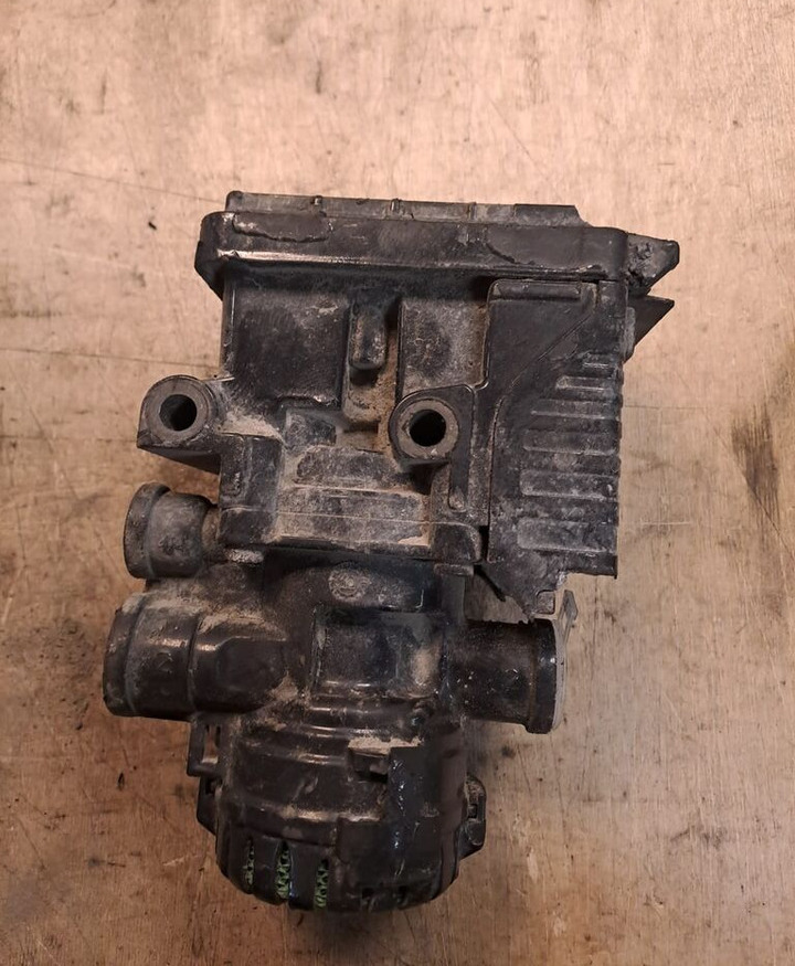 Knorr-Bremse K050211 MAN - Válvula de freno para Camión: foto 1 Knorr-Bremse K050211 MAN - Válvula de freno para Camión: foto 1