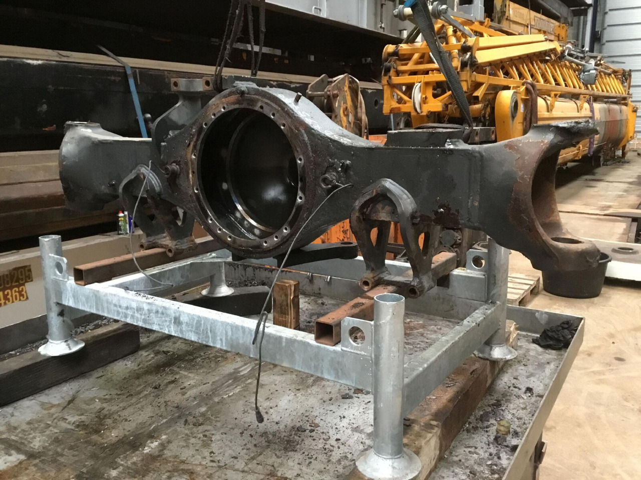 FAUN ATF 50G-3 axle 3 housing - Eje y piezas para Autogrúa: foto 1 FAUN ATF 50G-3 axle 3 housing - Eje y piezas para Autogrúa: foto 1