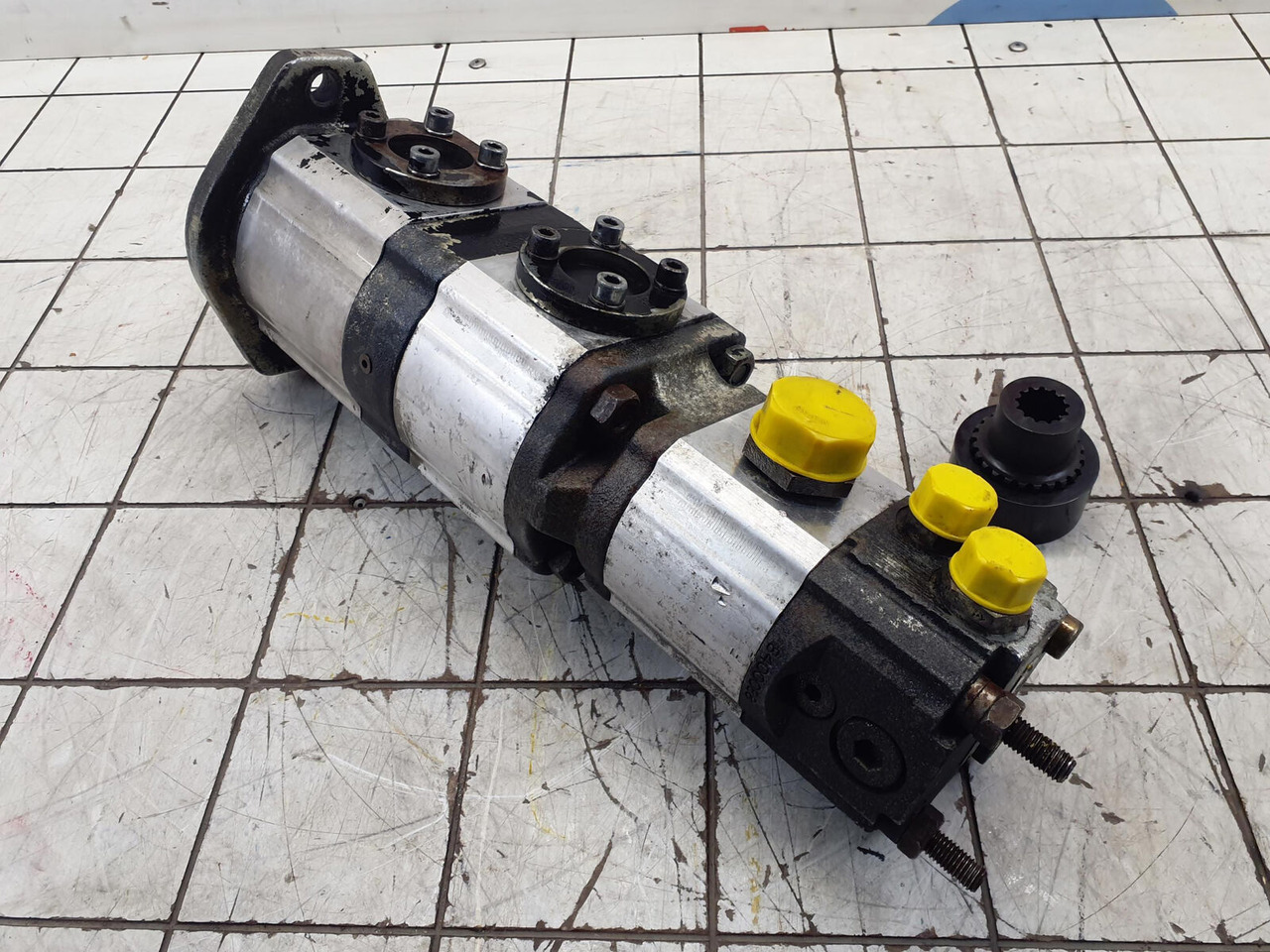 Grove GMK 3055 steering pump - Bomba hidráulica para Autogrúa: foto 2 Grove GMK 3055 steering pump - Bomba hidráulica para Autogrúa: foto 2