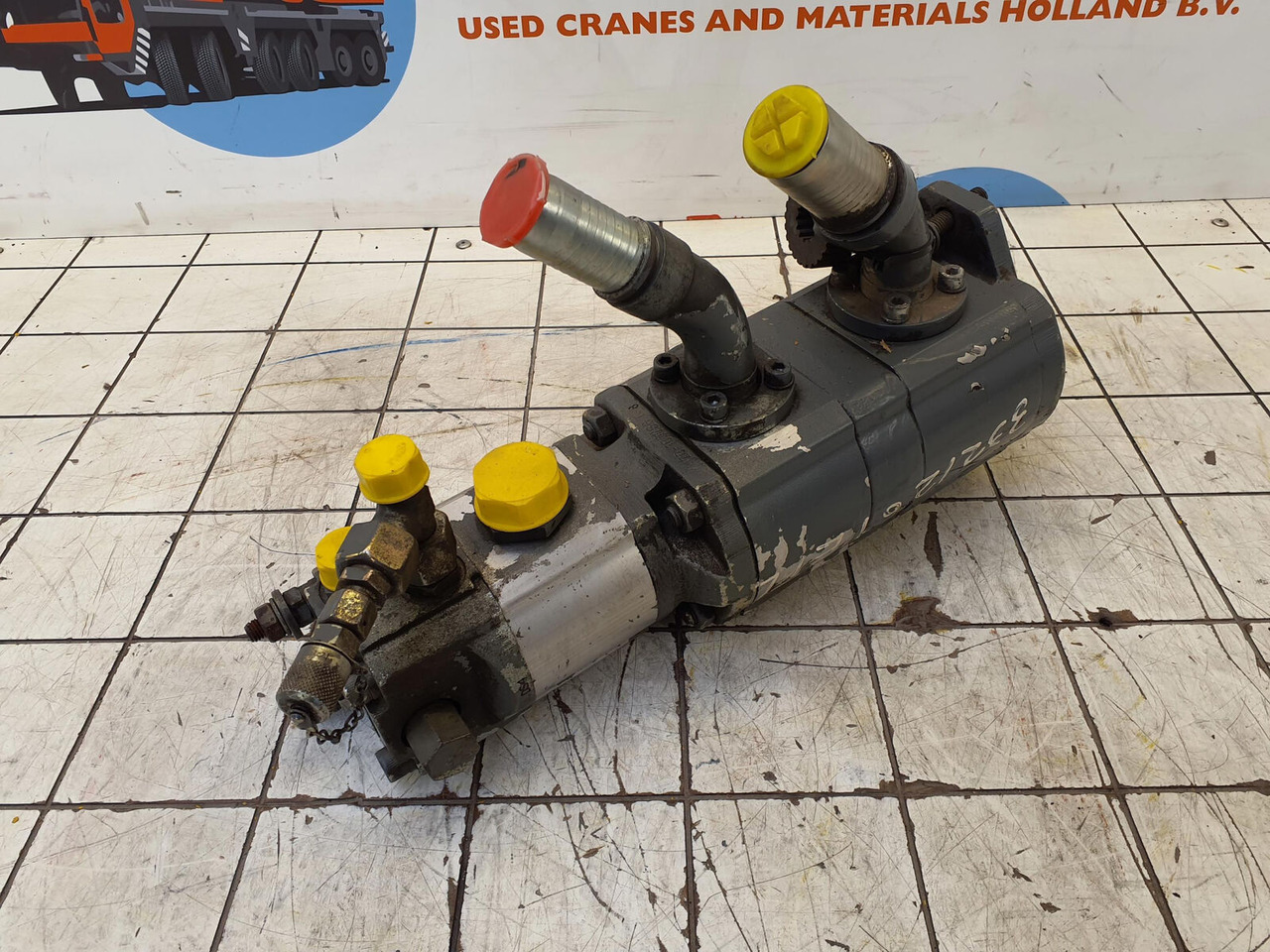 Grove GMK 3055 three way gear pump - Bomba hidráulica para Autogrúa: foto 3 Grove GMK 3055 three way gear pump - Bomba hidráulica para Autogrúa: foto 3