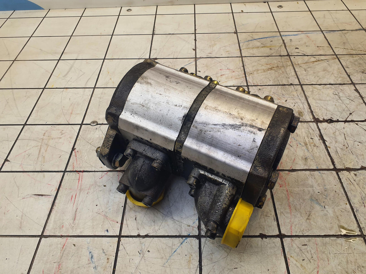 Liebherr LTM 1045-3.1 dual gear pump - Bomba hidráulica para Autogrúa: foto 3 Liebherr LTM 1045-3.1 dual gear pump - Bomba hidráulica para Autogrúa: foto 3