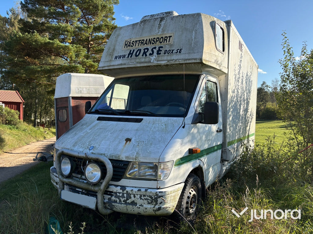 Hästlastbil Mercedes-Benz 312 D Automat - Camión para caballos: foto 1 Hästlastbil Mercedes-Benz 312 D Automat - Camión para caballos: foto 1