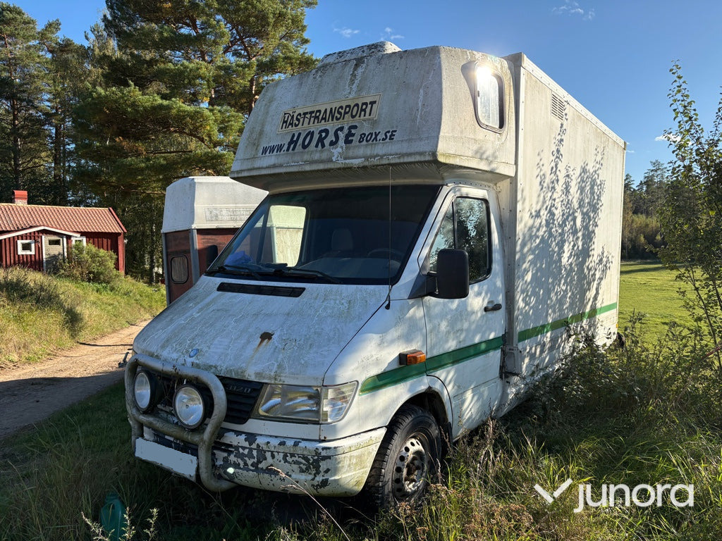 Hästlastbil Mercedes-Benz 312 D Automat - Camión para caballos: foto 2 Hästlastbil Mercedes-Benz 312 D Automat - Camión para caballos: foto 2