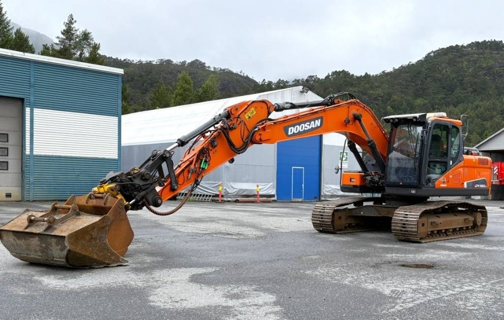 Doosan DX180LC-5 - Excavadora de cadenas: foto 1 Doosan DX180LC-5 - Excavadora de cadenas: foto 1