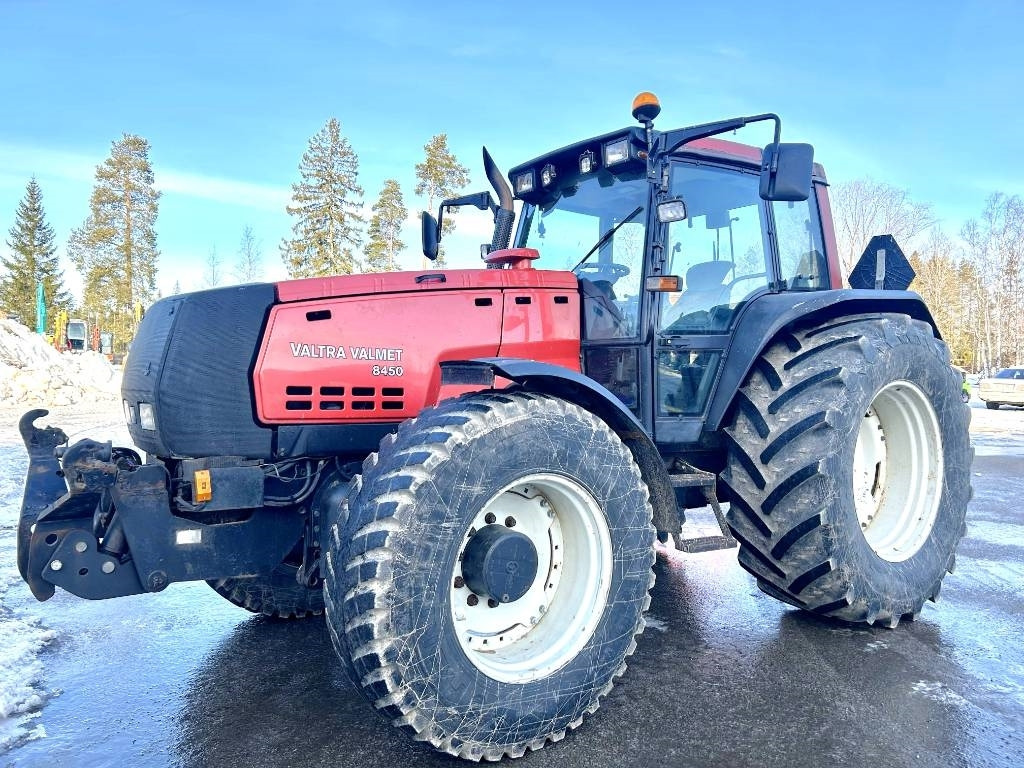 Valtra MYYTY! SOLD! 8450 ETUNOSTOLAITTEELLA - Tractor: foto 1 Valtra MYYTY! SOLD! 8450 ETUNOSTOLAITTEELLA - Tractor: foto 1