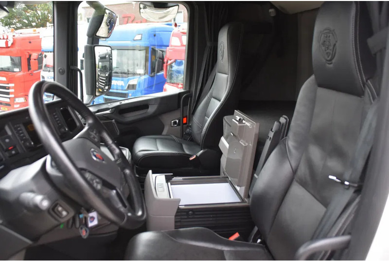 Scania S460 NGS 4x2NB - ONLY 71 TKM - FULL AIR - PARK. AIRCO - LEATHER SEATS - 2 x FUEL TANKS - LED LIGHTS - EXCELLENT CONDITION - - Cabeza tractora: foto 5 Scania S460 NGS 4x2NB - ONLY 71 TKM - FULL AIR - PARK. AIRCO - LEATHER SEATS - 2 x FUEL TANKS - LED LIGHTS - EXCELLENT CONDITION - - Cabeza tractora: foto 5