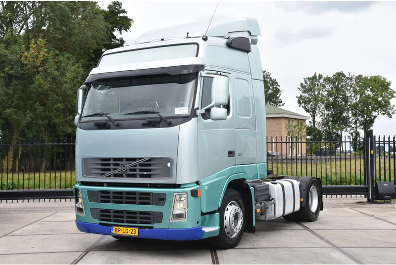 Volvo FH 420 Globe 4x2 - EURO 3 - ONLY 680 TKM - AUT. GEARBOX - AIRCO - 2 x FUEL TANKS - GOOD CONDITION - - Cabeza tractora: foto 2 Volvo FH 420 Globe 4x2 - EURO 3 - ONLY 680 TKM - AUT. GEARBOX - AIRCO - 2 x FUEL TANKS - GOOD CONDITION - - Cabeza tractora: foto 2