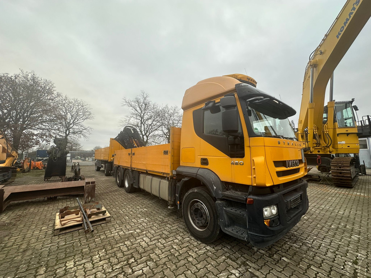 IVECO STRALIS 420 truck open box with TEREX loading crane 290.2E-A3 - Camión multibasculante, Camión grúa: foto 2 IVECO STRALIS 420 truck open box with TEREX loading crane 290.2E-A3 - Camión multibasculante, Camión grúa: foto 2