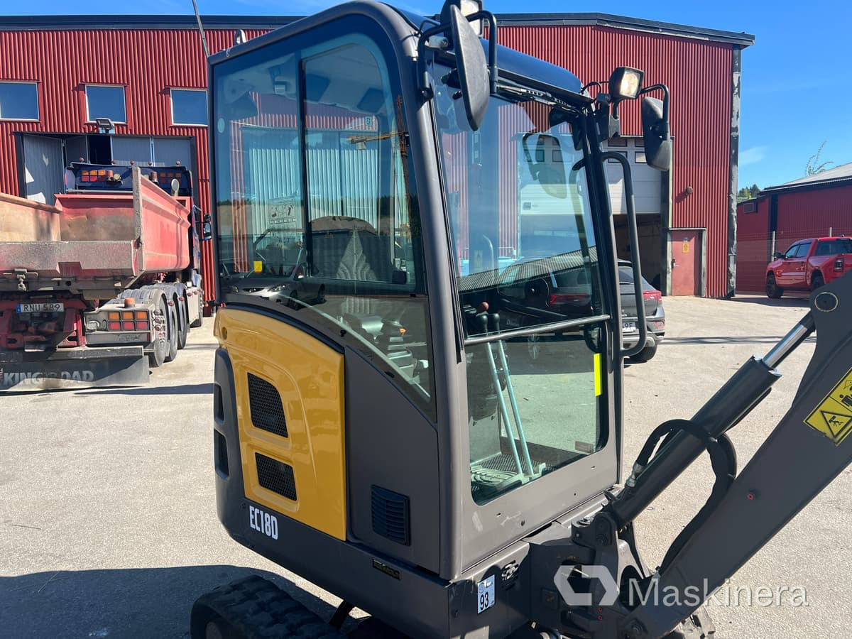 Excavadora de cadenas Grävmaskin Volvo EC18D med maskintrailer och redskap: foto 22