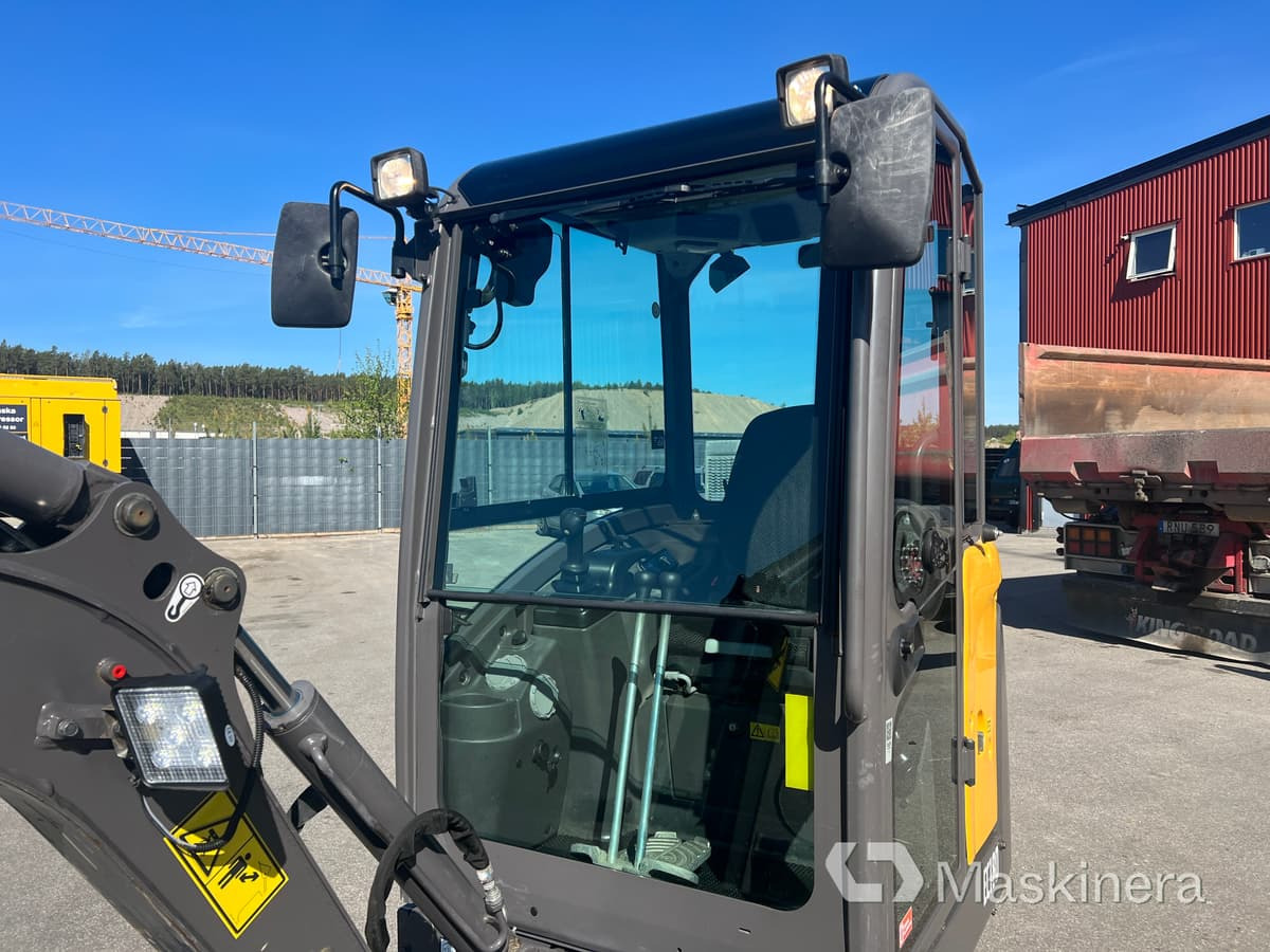 Excavadora de cadenas Grävmaskin Volvo EC18D med maskintrailer och redskap: foto 10