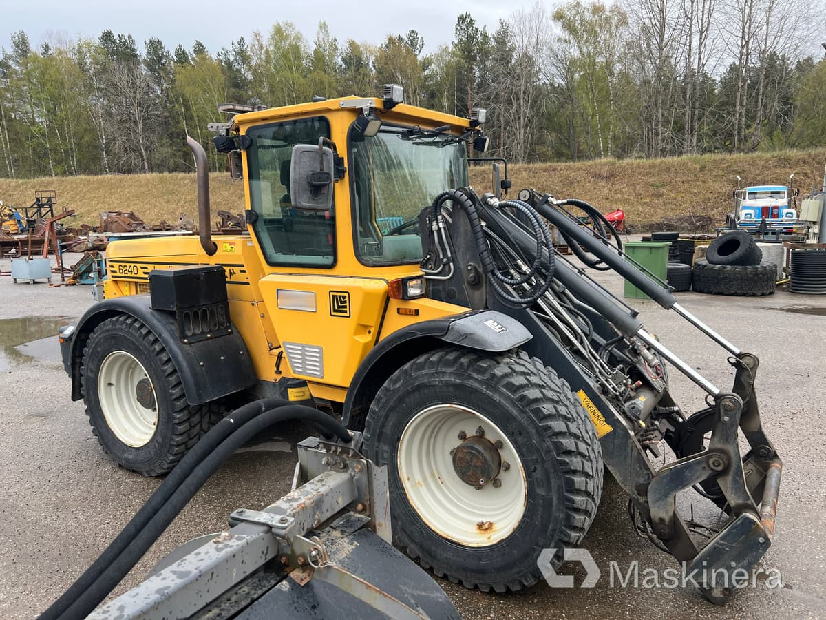 Redskapsbärare Lundberg 6240 med redskap och kombispridare - Otra maquinaria: foto 4 Redskapsbärare Lundberg 6240 med redskap och kombispridare - Otra maquinaria: foto 4