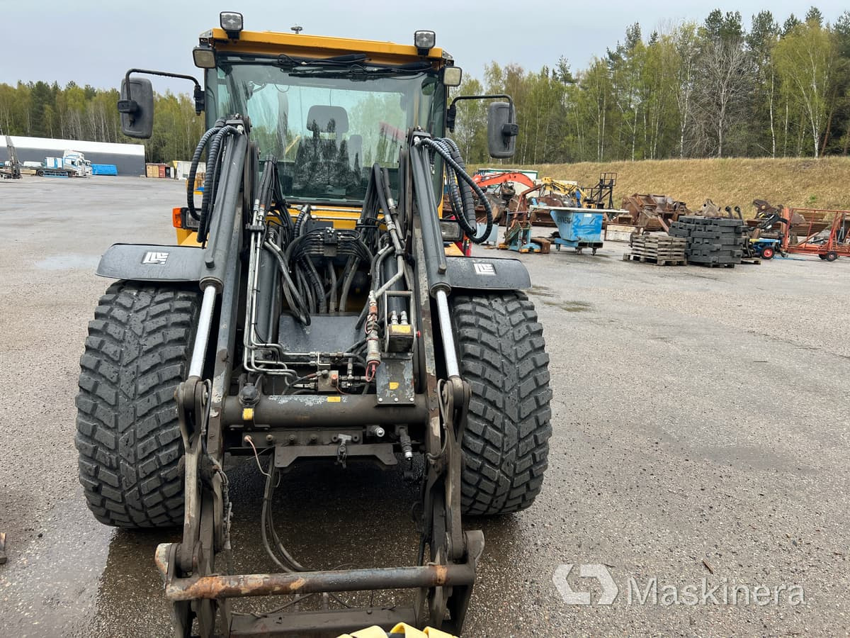 Redskapsbärare Lundberg 6240 med redskap och kombispridare - Otra maquinaria: foto 2 Redskapsbärare Lundberg 6240 med redskap och kombispridare - Otra maquinaria: foto 2