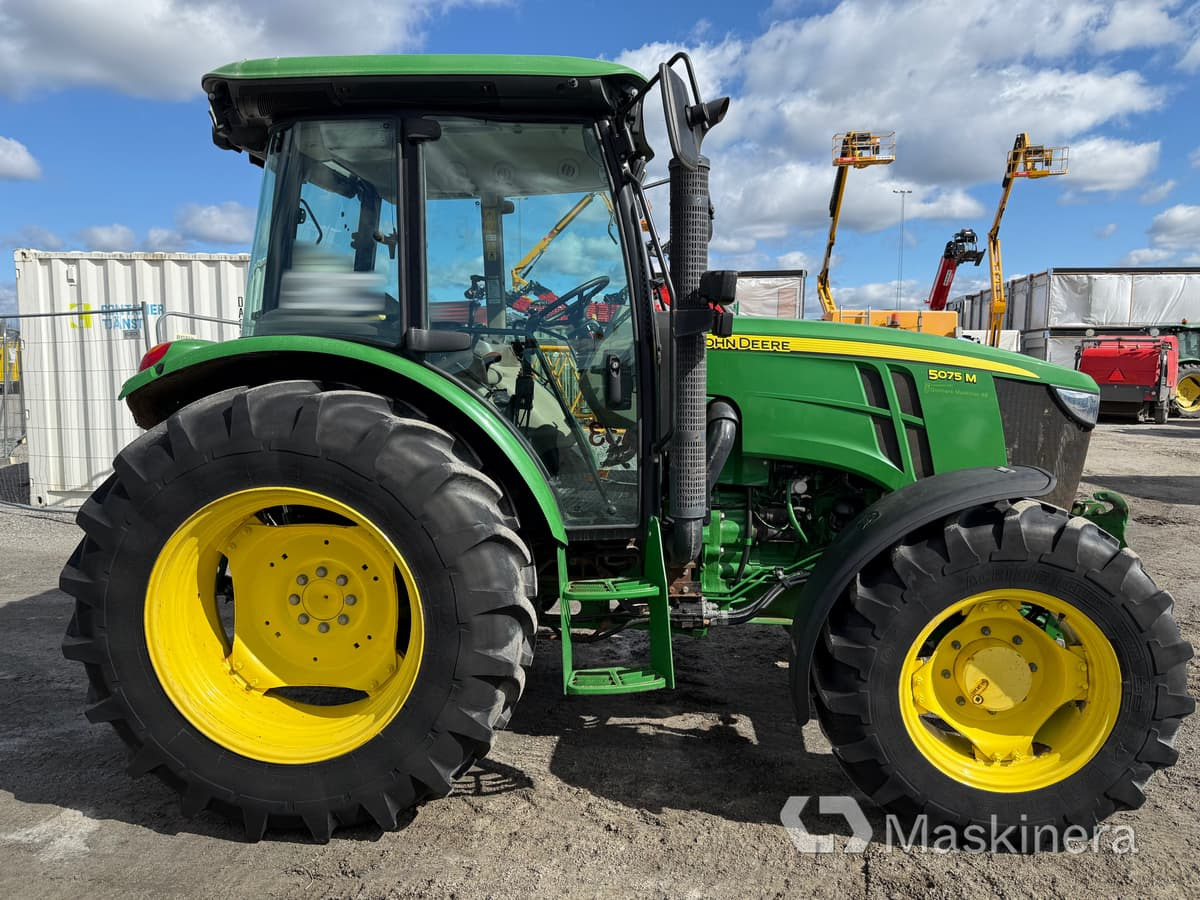 Traktor John Deere 5075M med snöutrustning - Tractor: foto 4 Traktor John Deere 5075M med snöutrustning - Tractor: foto 4