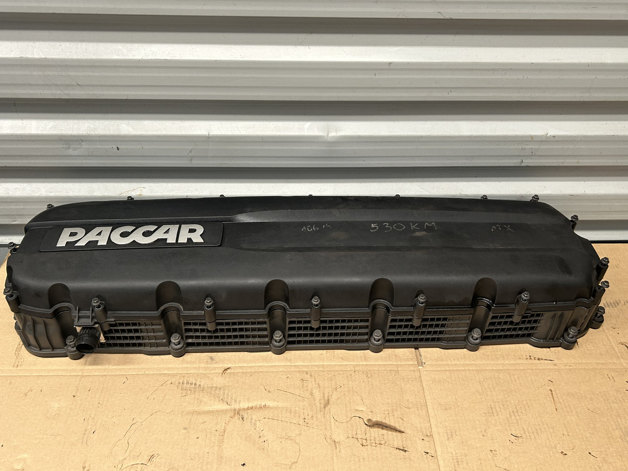 DAF ENGINE VALVE COVER + SPACER FRAME XF 106 - Cabezal de bloque: foto 1 DAF ENGINE VALVE COVER + SPACER FRAME XF 106 - Cabezal de bloque: foto 1