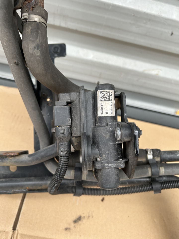 DAF TUBE THREE-WAY VALVE WEBASTO WATER 9036682 - Pieza de aire acondicionado: foto 2 DAF TUBE THREE-WAY VALVE WEBASTO WATER 9036682 - Pieza de aire acondicionado: foto 2