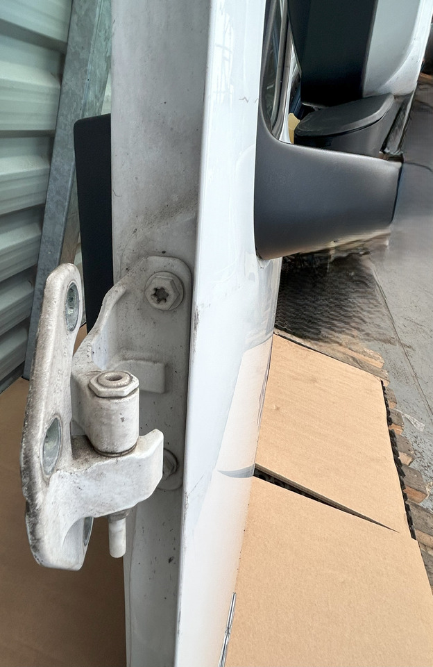 MERCEDES ACTROS MP4 DOOR LEFT WITH MIRROR - Puerta y piezas: foto 4 MERCEDES ACTROS MP4 DOOR LEFT WITH MIRROR - Puerta y piezas: foto 4