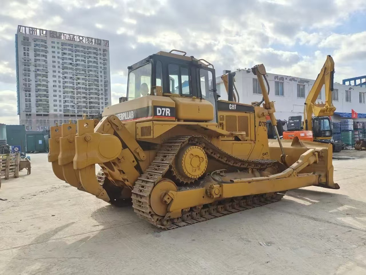 Caterpillar Secondhand Bulldozer CAT D7R Japan Origin Tracked Tractor - Bulldozer: foto 1 Caterpillar Secondhand Bulldozer CAT D7R Japan Origin Tracked Tractor - Bulldozer: foto 1