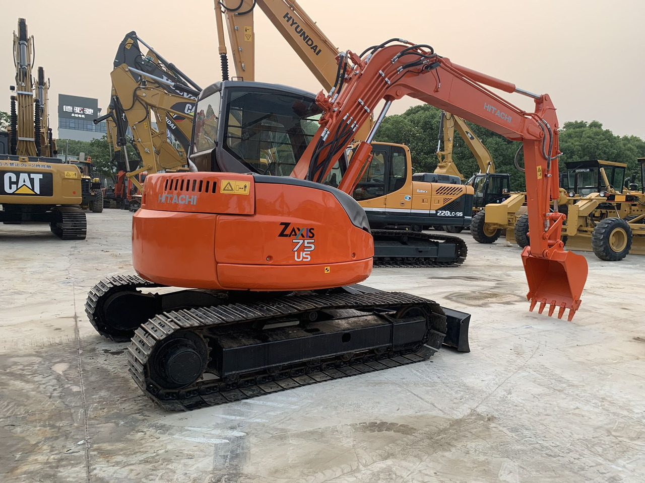Hitachi Tracked Excavator ZX75 with Blade Dozer - Excavadora de cadenas: foto 1 Hitachi Tracked Excavator ZX75 with Blade Dozer - Excavadora de cadenas: foto 1