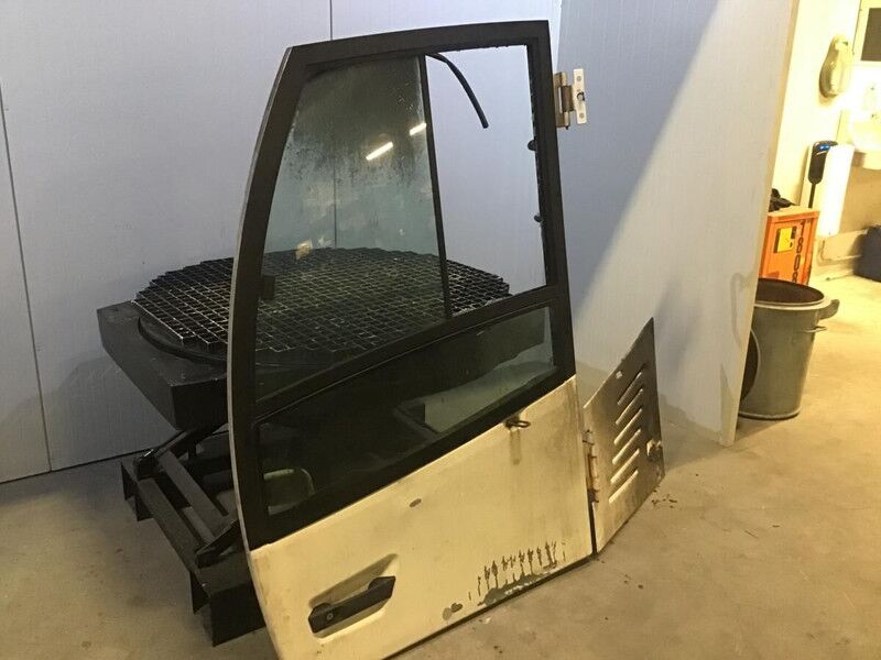 Liebherr R946 LC / R946 LC-V / R946 NLC / R950 LC-V / R950 S-HD / R922 LC / R926 LC / R920 LC / R920 NLC - Puerta y piezas: foto 2 Liebherr R946 LC / R946 LC-V / R946 NLC / R950 LC-V / R950 S-HD / R922 LC / R926 LC / R920 LC / R920 NLC - Puerta y piezas: foto 2