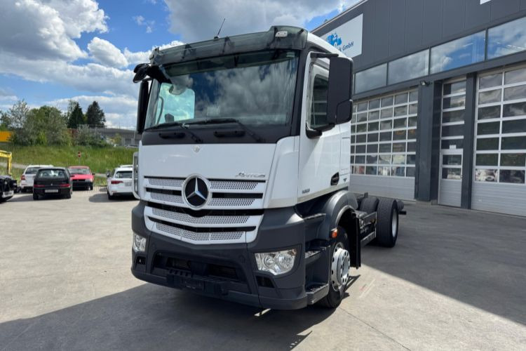 Mercedes-Benz Antos 1851 4x2 - Camión chasis: foto 1 Mercedes-Benz Antos 1851 4x2 - Camión chasis: foto 1