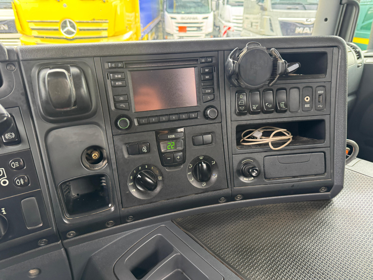 Camión portacontenedor de cadenas SCANIA P320 4x2 Trösch: foto 13